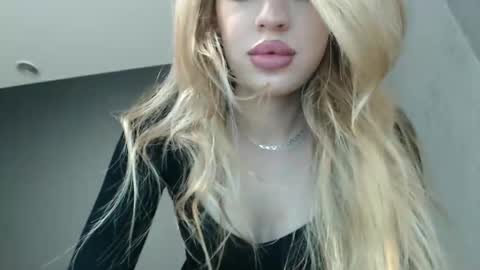 Snapshot of rosaline_ly chatting on 11.02.25 Rosalina online show from 11.02.25