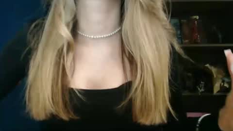 Snapshot of rosaline_ly chatting on 11.16.25 Rosalina online show from 11.16.25