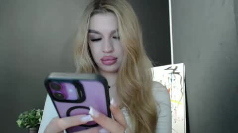 Snapshot of rosaline_ly chatting on 11.30.25 Rosalina online show from 11.30.25