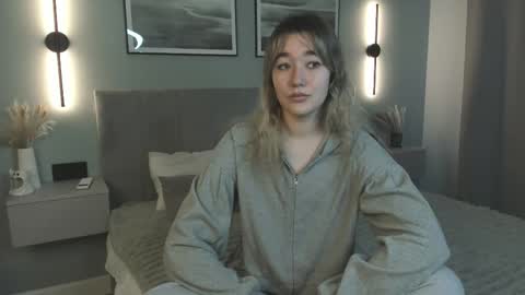 Snapshot of rosanaiwaoka chatting on 11.26.25 Mia online show from 11.26.25