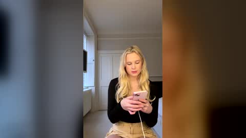 Snapshot of rosehayes chatting on 12.17.25 Rose Hayes online show from 12.17.25