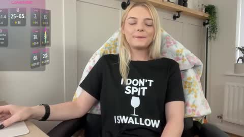 Snapshot of rosekate97 chatting on 10.29.25 rose97 online show from 10.29.25