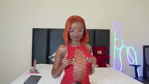 Snapshot of roses_rred chatting on 12.12.24 roses_rred online show from 12.12.24