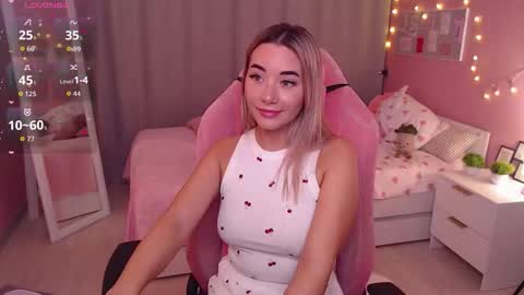 Snapshot of rosie_mac chatting on 11.11.25 Rosie online show from 11.11.25