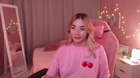 Snapshot of rosie_mac chatting on 11.12.25 Rosie online show from 11.12.25