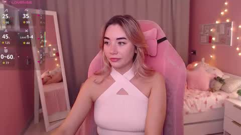 Snapshot of rosie_mac chatting on 11.18.25 Rosie online show from 11.18.25