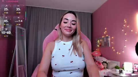 Snapshot of rosie_mac chatting on 11.21.25 Rosie online show from 11.21.25