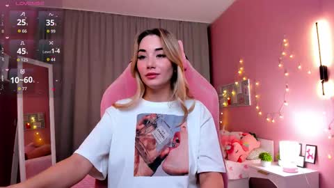 Snapshot of rosie_mac chatting on 11.28.25 Rosie online show from 11.28.25