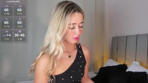 Snapshot of rossedaw_ chatting on 12.15.25 Rosse Daw Independent model online show from 12.15.25