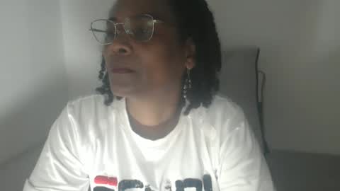 Snapshot of roushlove chatting on 12.17.25 luxa online show from 12.17.25