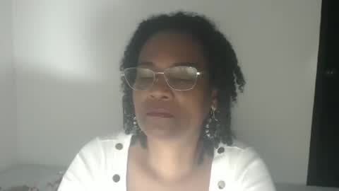 Snapshot of roushlove chatting on 12.18.25 luxa online show from 12.18.25