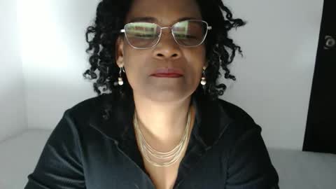 Snapshot of roushlove chatting on 12.19.25 luxa online show from 12.19.25