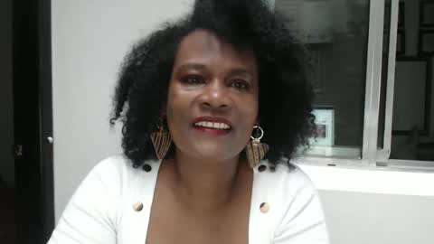Snapshot of roushlove chatting on 05.18.26 luxa online show from 05.18.26