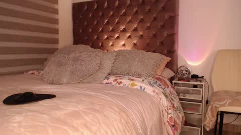 Snapshot of rouss_henao chatting on 04.14.26 Rouss marie henao online show from 04.14.26