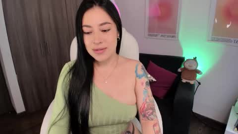 Snapshot of roxana_04_ chatting on 11.10.25 Rox online show from 11.10.25