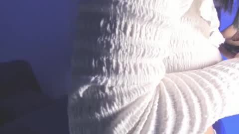 Snapshot of roxanedewalle chatting on 11.24.25 Roxane online show from 11.24.25