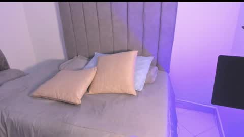 Snapshot of roxanedewalle chatting on 11.25.25 Roxane online show from 11.25.25