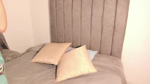 Snapshot of roxanedewalle chatting on 11.26.25 Roxane online show from 11.26.25