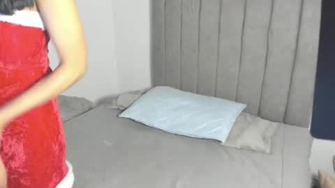 Snapshot of roxanedewalle chatting on 11.27.25 Roxane online show from 11.27.25