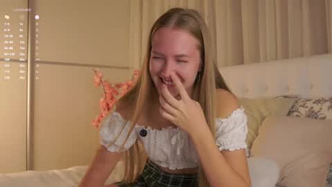 Snapshot of roxanelan chatting on 09.18.25 Anna Lokiss online show from 09.18.25