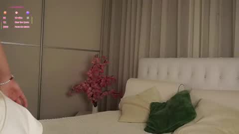 Snapshot of roxanelan chatting on 10.30.25 Anna Lokiss online show from 10.30.25