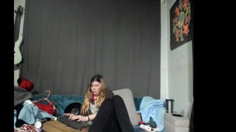 roxihazeleyes online show from 12.19.25