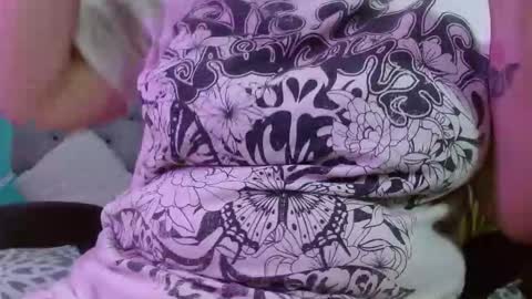 Snapshot of roxx_iie chatting on 11.17.25 roxiie online show from 11.17.25