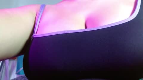 Snapshot of roxx_iie chatting on 11.28.25 roxiie online show from 11.28.25