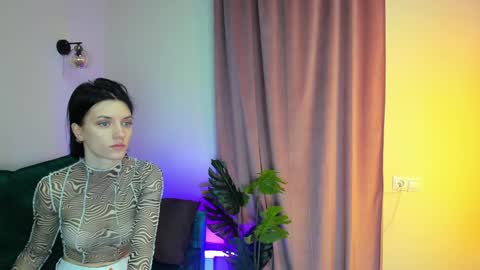 Snapshot of roxy_riot_ chatting on 02.01.25 roxy_riot_ online show from 02.01.25