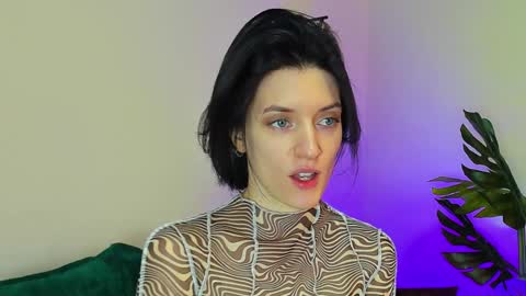 Snapshot of roxy_riot_ chatting on 02.01.25 roxy_riot_ online show from 02.01.25