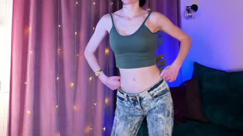 Snapshot of roxy_riot_ chatting on 02.07.25 roxy_riot_ online show from 02.07.25