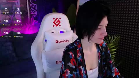 Snapshot of roxy_riot_ chatting on 10.23.25 roxy_riot_ online show from 10.23.25