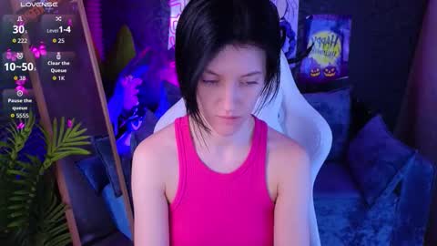 Snapshot of roxy_riot_ chatting on 10.28.25 roxy_riot_ online show from 10.28.25