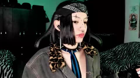 Roxy Independient model Help me to reach 50 thumbs up online show from 12.19.25