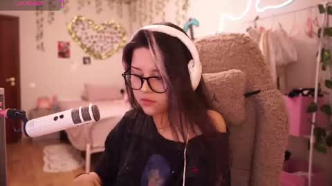 Snapshot of roxysuh chatting on 06.29.26 roxysuh online show from 06.29.26