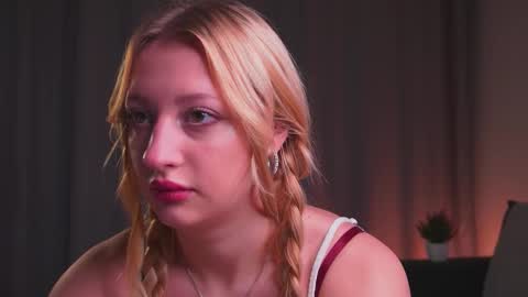 Snapshot of rue_novella chatting on 10.03.25 Mila online show from 10.03.25