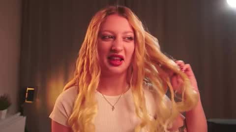 Snapshot of rue_novella chatting on 10.13.25 Mila online show from 10.13.25