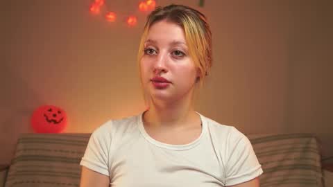 Snapshot of rue_novella chatting on 10.29.25 Mila online show from 10.29.25