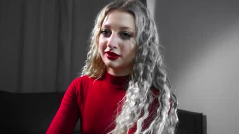 Snapshot of rue_novella chatting on 10.31.25 Mila online show from 10.31.25