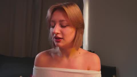 Snapshot of rue_novella chatting on 11.03.25 Mila online show from 11.03.25