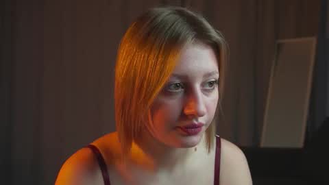 Snapshot of rue_novella chatting on 11.28.25 Mila online show from 11.28.25