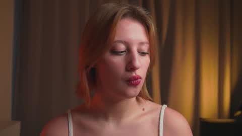 Snapshot of rue_novella chatting on 12.01.25 Mila online show from 12.01.25