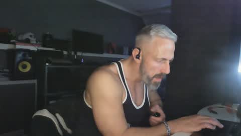 Chico que rico Caliente online show from 01.18.25