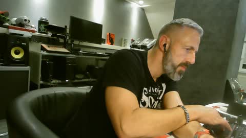 Chico que rico Caliente online show from 01.21.25