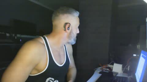 Chico que rico Caliente online show from 01.24.25