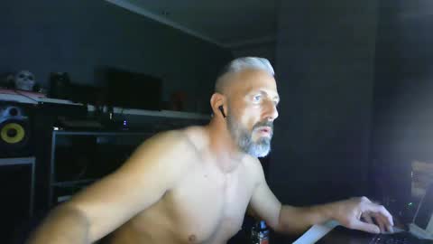 Chico que rico Caliente online show from 02.21.25