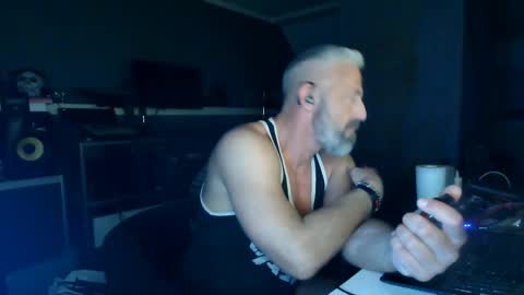 Chico que rico Caliente online show from 04.23.26