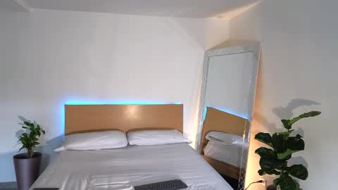  R U S S E L L  online show from 09.11.25