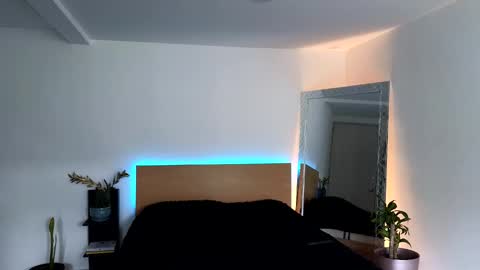  R U S S E L L  online show from 09.19.25