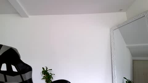  R U S S E L L  online show from 10.23.25